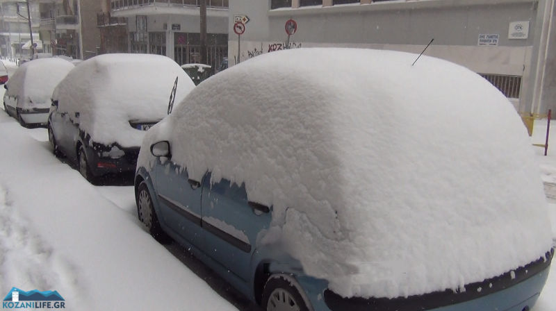 Η Δυτική Μακεδονία σε λευκό κλοιό – Θαμμένα στο χιόνι τα αυτοκίνητα (βίντεο)