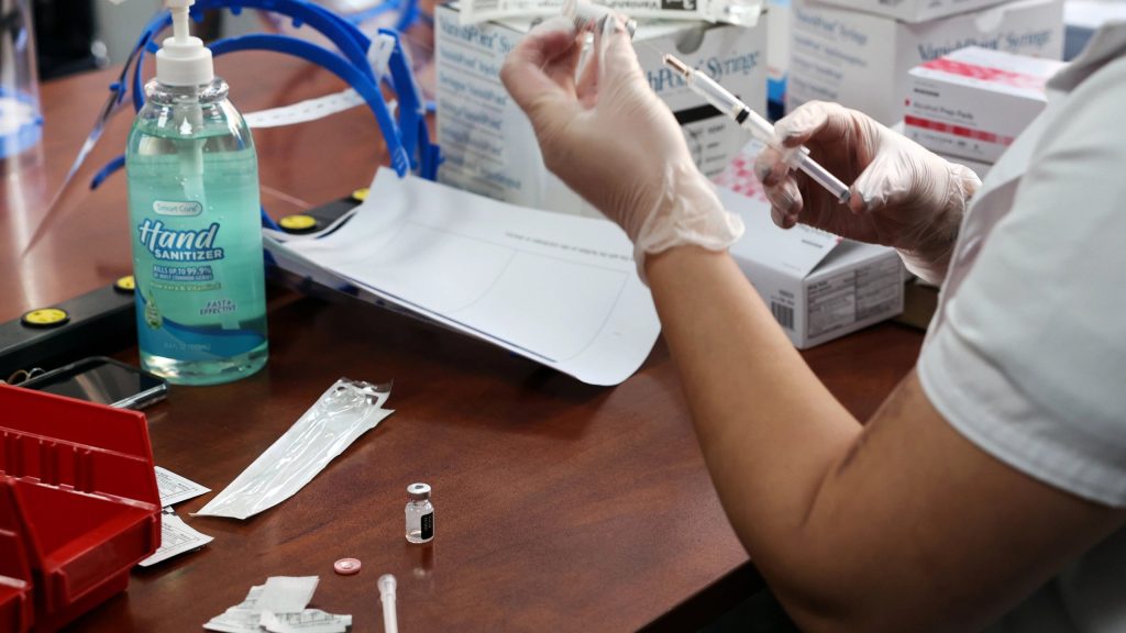 ΗΠΑ: Βρέθηκαν θετικοί στον κορωνοϊό δύο εβδομάδες αφού είχαν εμβολιαστεί  με την δεύτερη δόση!