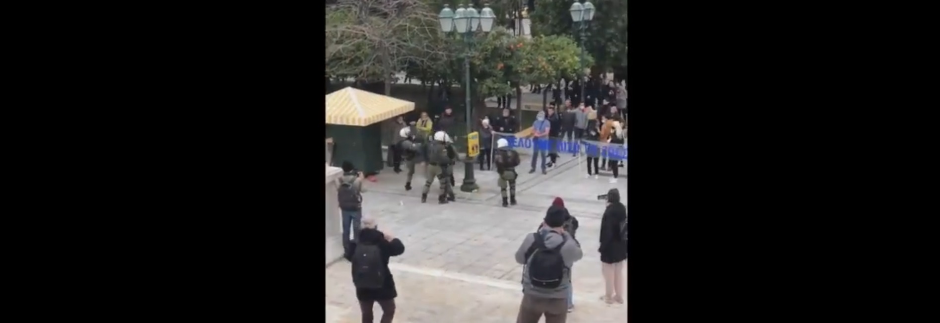 Βίντεο-ντοκουμέντο από το Σύνταγμα: Αστυνομικός κλωτσάει διαδηλώτρια κατά του lockdown