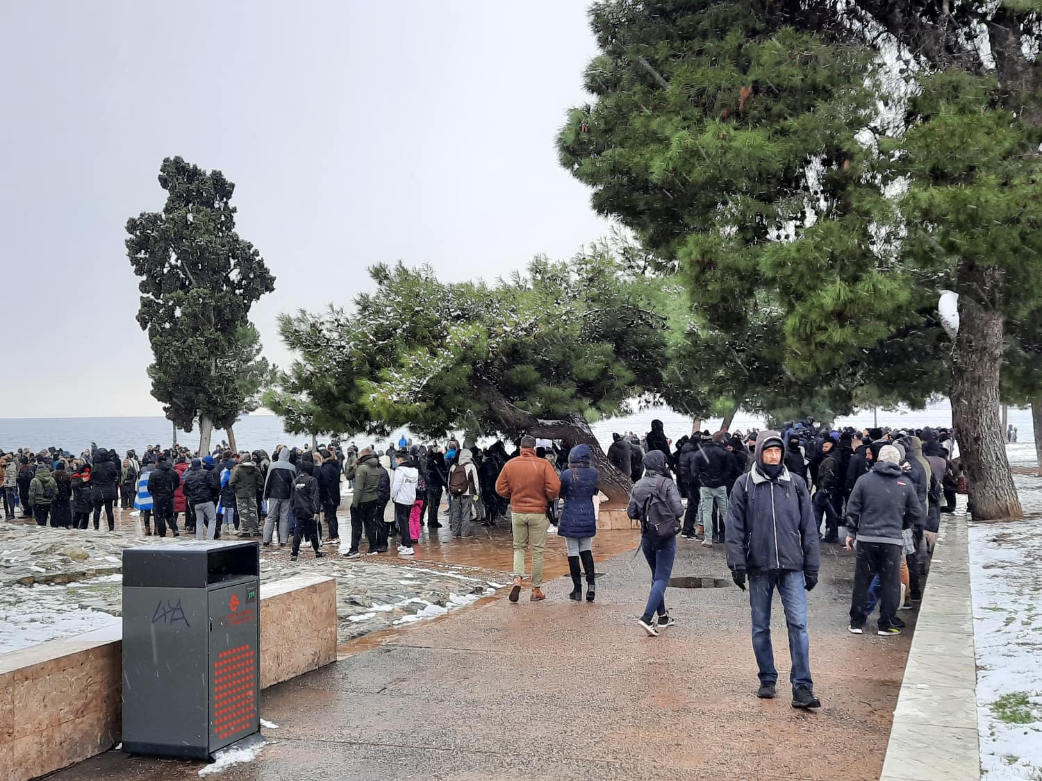 Θεσσαλονίκη: Ξεσηκωμός κατά του lockdown – Εκατοντάδες πολίτες συγκεντρώθηκαν παρά την κακοκαιρία (φώτο-βίντεο)