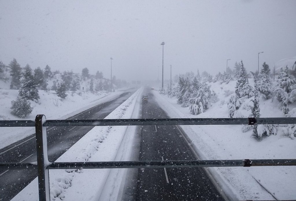 Λόγω κυβερνητικής ανικανότητας κλείνει με 5 πόντους χιόνι η Εθνική Οδός Αθηνών Λαμίας για 12 ώρες