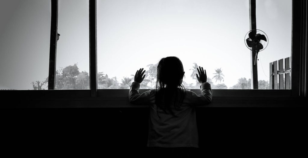 Ρόδος – Μητέρα ανήλικης που κακοποιήθηκε από το σύντροφό της: «Με έκανε και τον εμπιστεύτηκα & έπεσα στον γκρεμό»