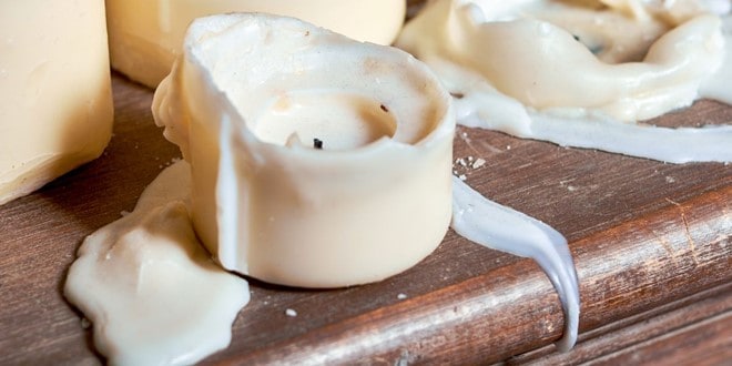 Αυτός είναι ο εύκολος τρόπος να βγάλεις το κερί από τα ρούχα