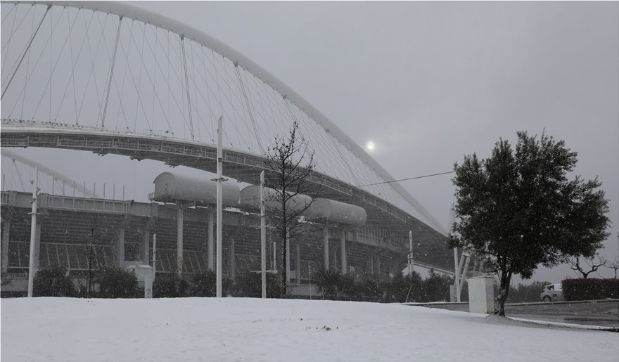 «Ντύθηκε» στα λευκά το Ολυμπιακό Στάδιο – Το «έστρωσε» στον αγωνιστικό χώρο (φωτο)