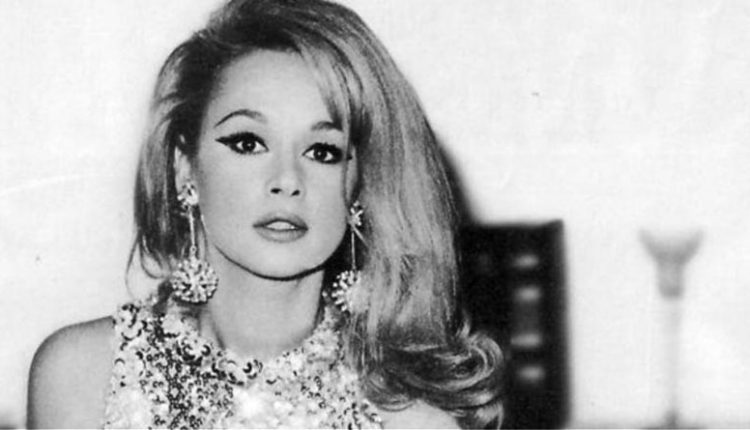 Όταν η Αλίκη Βουγιουκλάκη πόζαρε με μαύρα μακριά μαλλιά με αφέλειες (φωτο)