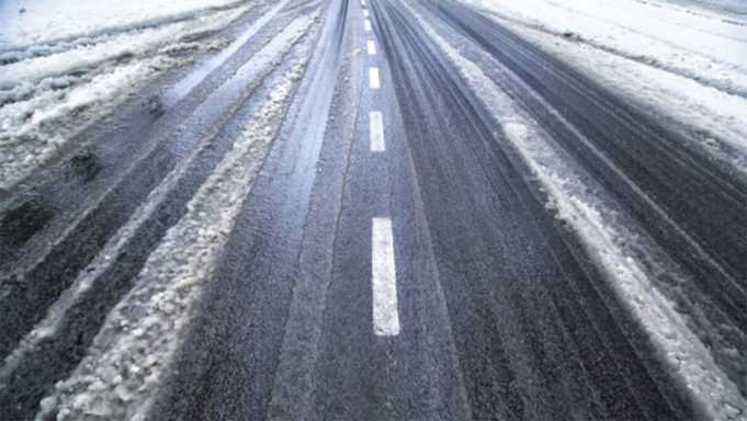 Κακοκαιρία: Τι είναι το φαινόμενο του μαύρου πάγου που πρέπει να προσέχουν οι οδηγοί;