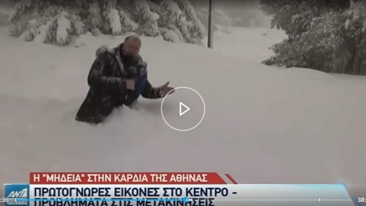 Ρεπόρτερ περπατάει στα… γόνατα για να δείχνει πολύ το χιόνι (βίντεο)