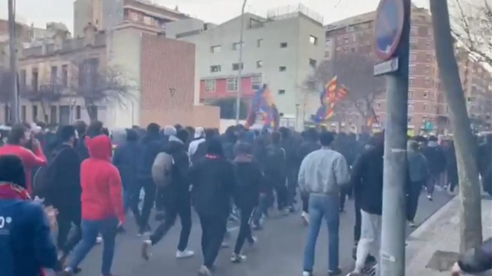 Οπαδοί της Μπαρτσελόνα συγκεντρώθηκαν έξω από το «Καμπ Νου» για να εμψυχώσουν την ομάδα (βίντεο)