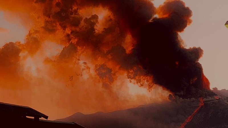 Εξερράγη κρατήρας του ηφαιστείου της Αίτνας – Σύννεφα με στάχτες και λάβα (βίντεο)