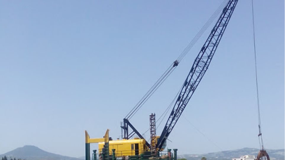 Σαντορίνη: Προσάραξη πλωτού γερανού στην Περίσσα – Δεν αναφέρθηκε τραυματισμός