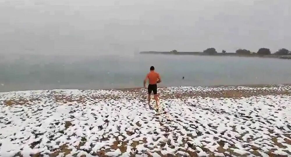 Γλυφάδα: Απτόητος κολυμβητής βούτηξε στη θάλασσα μέσα στον χιονιά (βίντεο)