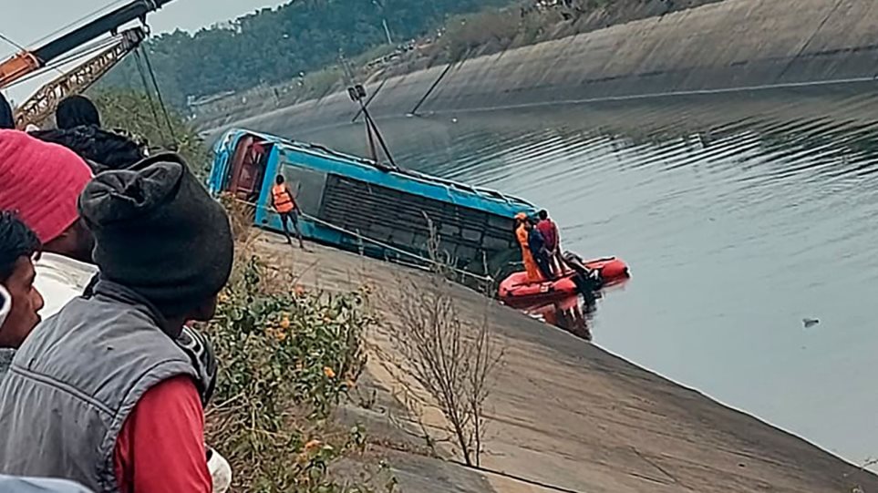Ινδία: Λεωφορείο εξετράπη σε κανάλι και σκοτώθηκαν 40 επιβάτες