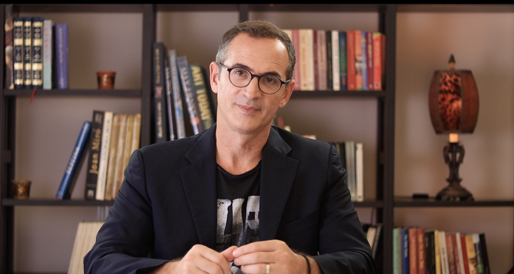 Ηλικιωμένη πέρασε για ζητιάνο τον Κ.Κρομμύδα και του έδωσε 2 ευρώ έξω από σούπερ μάρκετ (φώτο)