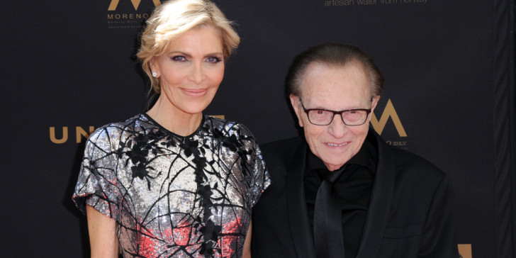 Έξαλλη η χήρα του Λάρι Κινγκ – Προσβάλει τη διαθήκη που την αποκλείει από την κληρονομιά