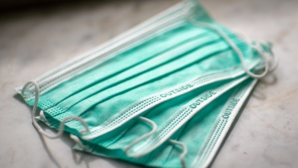 Κατά τα άλλα δείχνουν με το δάχτυλο πολίτες – Δημοσιογράφος πέταξε την μάσκα μόλις τελείωσε το ρεπορτάζ (βίντεο)