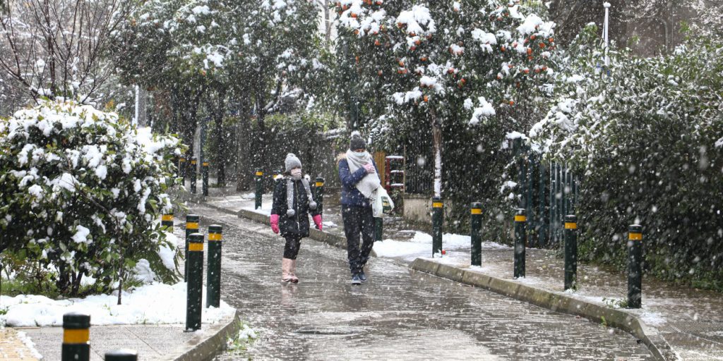 Στα λευκά «ντύθηκε» η Αττική – Ποιοι δρόμοι είναι κλειστοί (βίντεο)