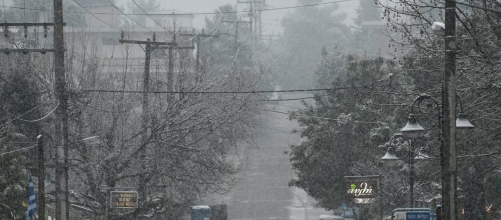 Κακοκαιρία: Στο σκοτάδι 30 περιοχές της Αττικής – «Μάχη» για το ρεύμα στην Εύβοια