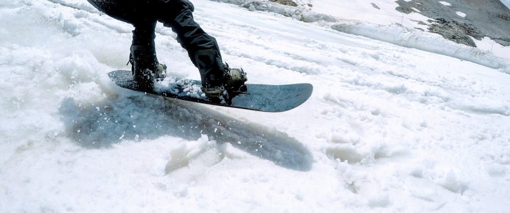 Ψυχικό: Άνδρας «δαμάζει» τα χιόνια κάνοντας snowboard μέσα στην πόλη (βίντεο)