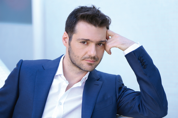 Θ.Τοκάκης: «Βαθύ το πρόβλημα στο θέατρο – Θεωρούνταν φυσιολογικό να σου πετά ο σκηνοθέτης τασάκι» (βίντεο)