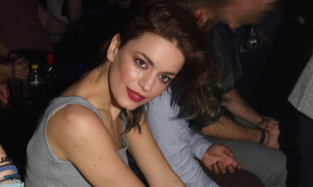 Τραϊάνα Ανανία: Πέφτει με τα εσώρουχα στο χιόνι και «τρελαίνει» το διαδίκτυο (βίντεο)