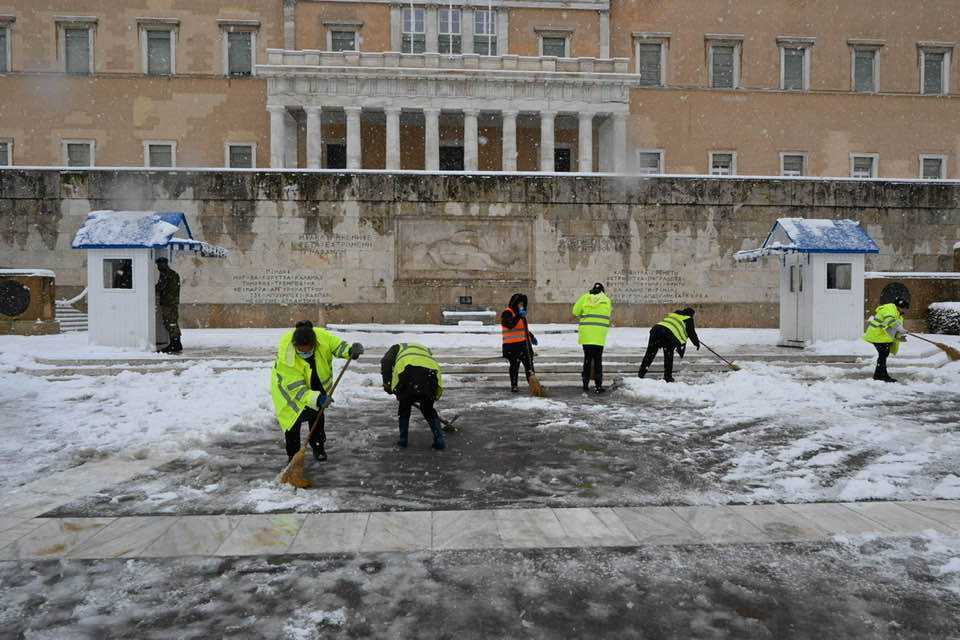 Τρίτος κόσμος:  Με σκοροφαγωμένες ψάθες καθαρίζουν τα χιόνια μπροστά από τη Βουλή – Δεν έχουν ούτε σκούπες! (φώτο)