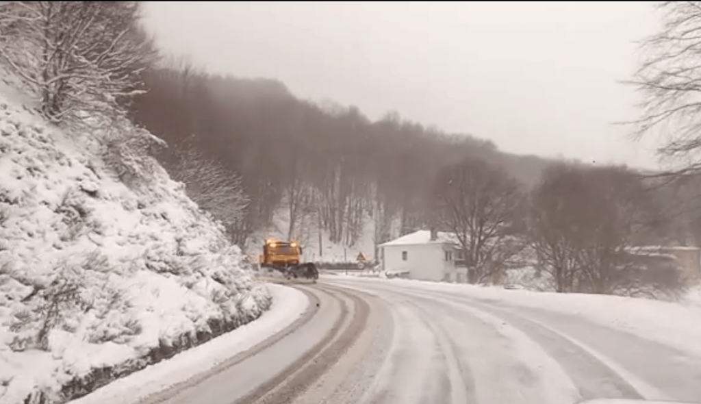 Κακοκαιρία: Σε ποιες περιοχές έχει διακοπεί η κυκλοφορία & που χρειάζονται αλυσίδες