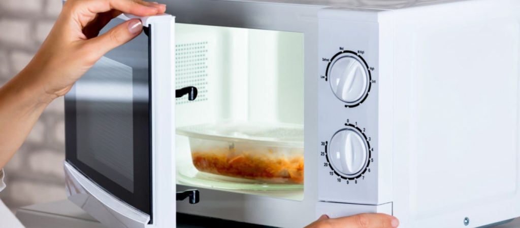 Τι δεν πρέπει να βάζετε ποτέ στον φούρνο μικροκυμάτων