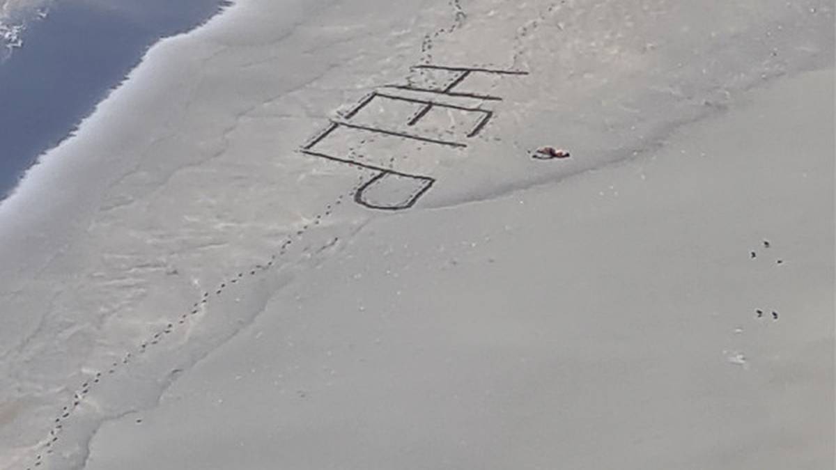 Σέρφερ σώθηκε από μήνυμα που έγραψε στην άμμο πριν καταρρεύσει σε έρημη ακτή (φωτό)