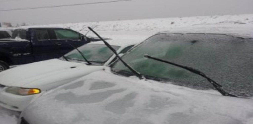 Δείτε πως φεύγει ο πάγος από το παρμπρίζ του αυτοκινήτου