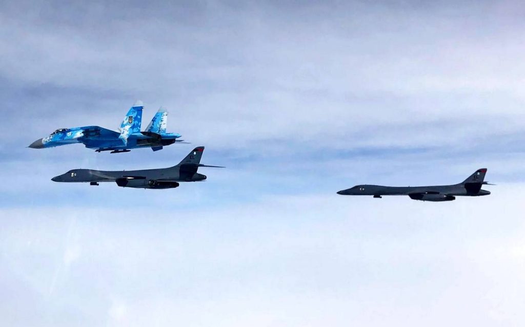 Αμερικανικά βομβαρδιστικά B-1B κοντά στα σύνορα της Ρωσίας – Σε ετοιμότητα τα Su-27