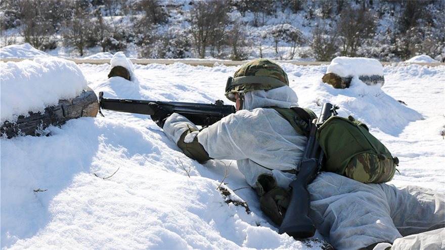 Δεν τους σταματούν ούτε τα χιόνια: Εντυπωσιακές εικόνες από τη χειμερινή στρατιωτική εκπαίδευση (βίντεο)