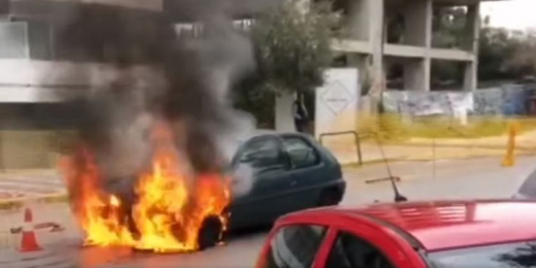Γλυφάδα: Αυτοκίνητο έπιασε φωτιά επί της οδού Λαμπράκη – Απομακρύνθηκαν σώοι οδηγός και ένα παιδί