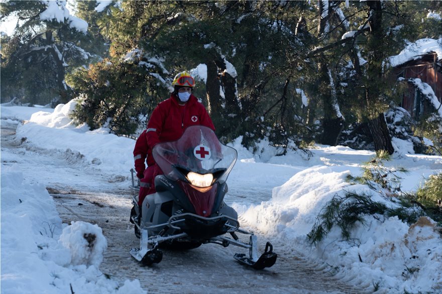 Ο Ελληνικός Ερυθρός Σταυρός απεγκλώβισε κατοίκους που είχαν αποκλειστεί από τη σφοδρή χιονόπτωση (φώτο)