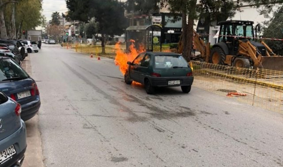 Αυτοκίνητο τυλίχθηκε στις φλόγες στη Γλυφάδα – Αστυνομικός έσωσε ηλικιωμένη & παιδί (φώτο-βίντεο)
