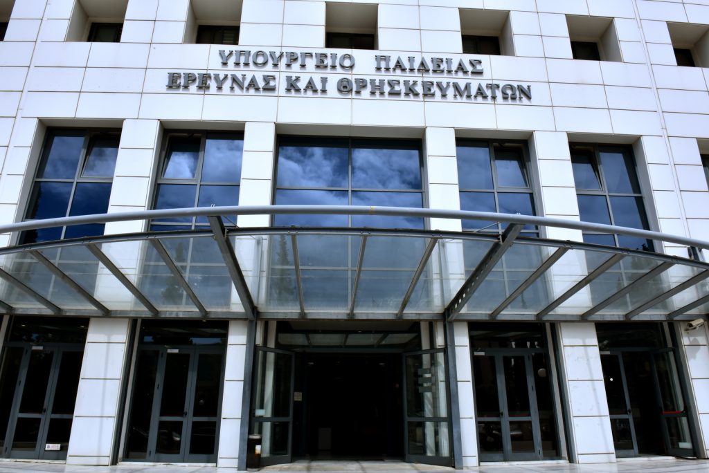 «Πόλεμος» για την τηλεκπαίδευση – ΣΥΡΙΖΑ: Απευθείας ανάθεση Κεραμέως 528.000 ευρώ – Τι απαντά το υπουργείο Παιδείας