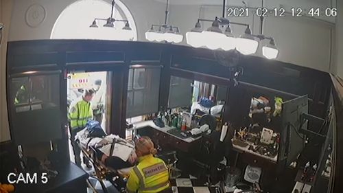 Βοστώνη: Κουρέας γλίστρησε και καρφώθηκε πάνω σε ψαλίδι (βίντεο)