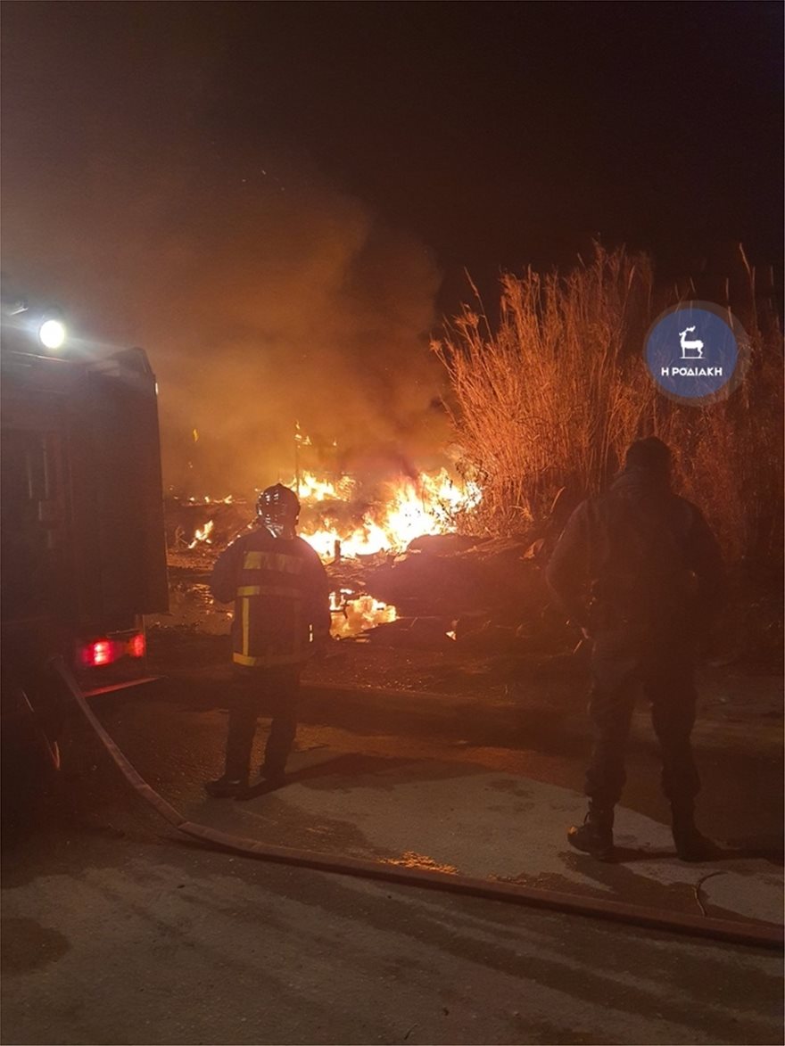 Ρόδος: Φωτιά σε καταυλισμό τσιγγάνων στο Καρακόνερο – Κάηκαν τα παραπήγματα (βίντεο)