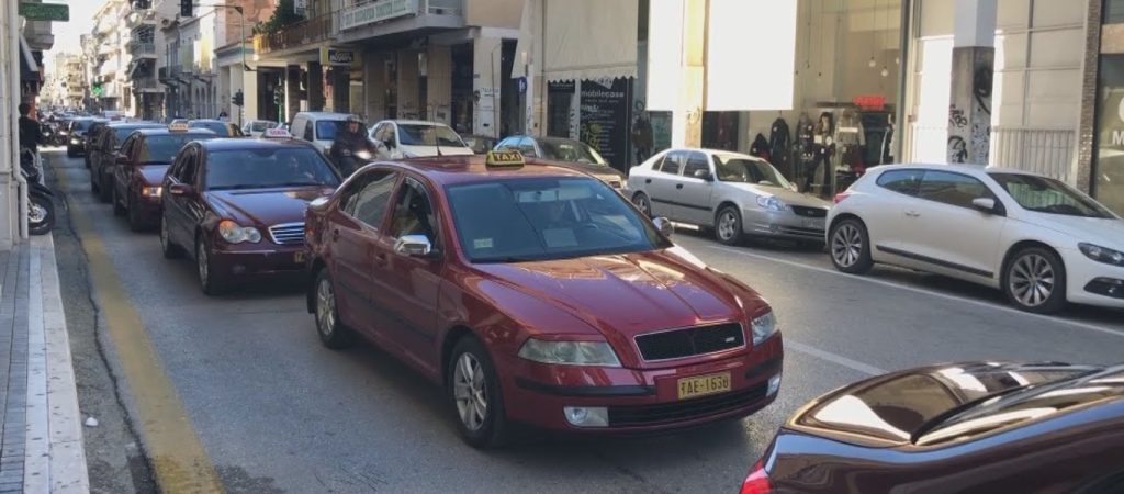 Στα όριά τους οι οδηγοί ταξί στην Πάτρα – Πραγματοποίησαν μηχανοκίνητη πορεία διαμαρτυρίας