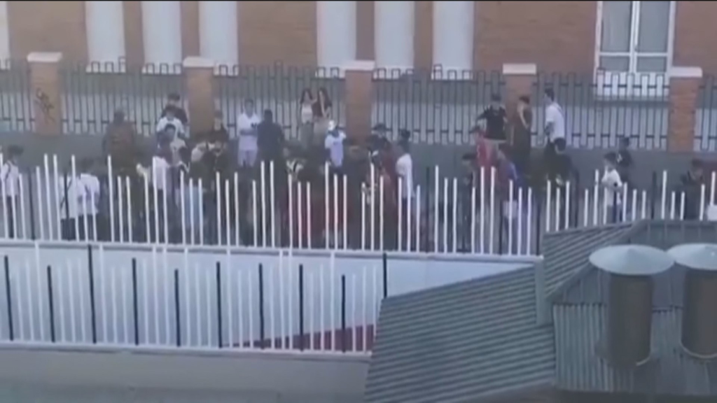 Η «πολυπολιτισμική» Ευρώπη: Μαροκινοί απειλούν Ισπανούς μαθητές με ματσέτες στα σχολεία (βίντεο)