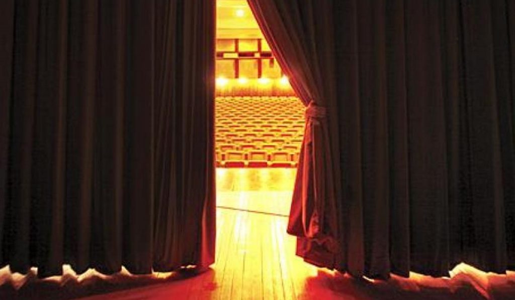 Οι ηθοποιοί ζητούν βοήθεια: «Το θέατρο δεν είναι ένα απέραντο πορνείο» (βίντεο)