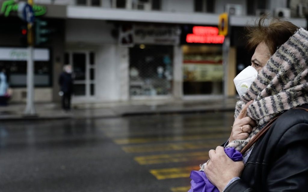Επιμένει η κυβέρνηση στο αναποτελεσματικό lockdown: Σήμερα ανακοινώσεις για διπλή μάσκα και νέες «κόκκινες» περιοχές