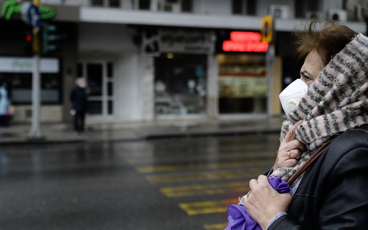 Επιμένει η κυβέρνηση στο αναποτελεσματικό lockdown: Σήμερα ανακοινώσεις για διπλή μάσκα και νέες «κόκκινες» περιοχές