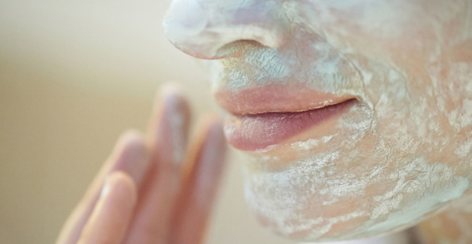 Μάσκα αργίλου: Για ποιο λόγο απαγορεύεται να στεγνώσει στο πρόσωπο σου