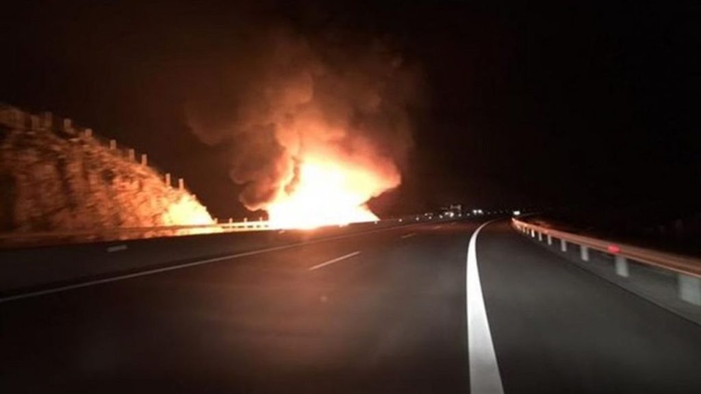 Ιόνια Οδός: Κλειστή λόγω φωτιάς σε νταλίκα