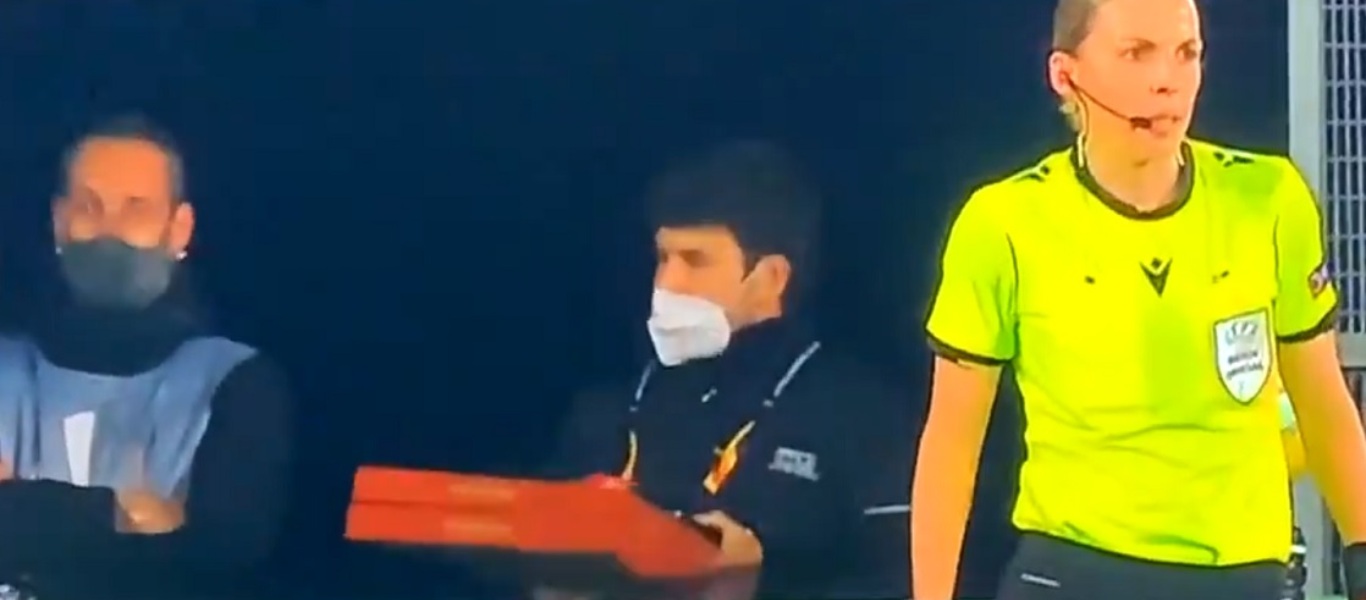 Απίστευτο σκηνικό σε αγώνα Europa League: Εμφανίστηκε ντελιβεράς με πίτσες στην διάρκεια του αγώνα (βίντεο)
