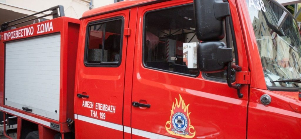 Χαλκίδα: Επιχείρηση για απεγκλωβισμό οδηγού μετά από τροχαίο (φώτο)