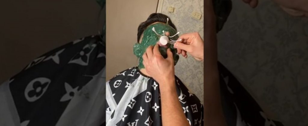 Άντρας κάνει ολική αποτρίχωση προσώπου με κερί και γίνεται viral (βίντεο)