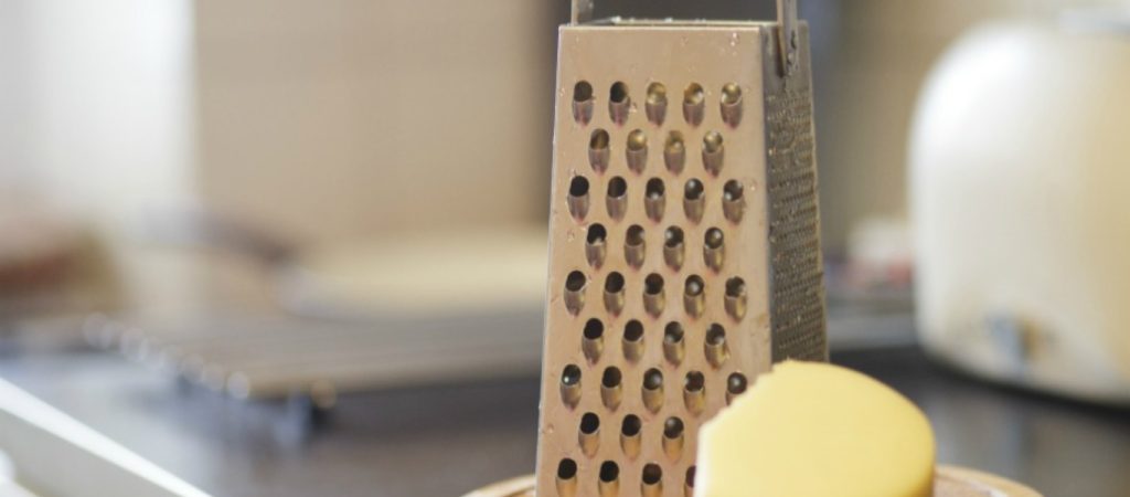 H λάθος χρήση του τρίφτη τυριού – Αυτός είναι ο σωστός τρόπος για να το αξιοποιήσεις (βίντεο)