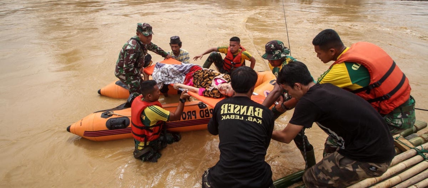 Ινδονησία: Εκτεταμένες πλημμύρες στην Τζακάρτα – Περισσότεροι από 1.000 κάτοικοι έφυγαν από τα σπίτια τους (βίντεο)