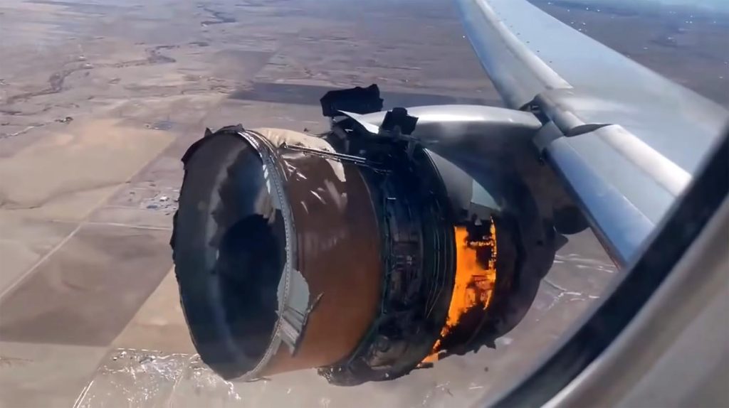 Στις φλόγες κινητήρας Boeing 777 μετά την απογείωση – «Βροχή» από τα συντρίμμια (βίντεο)
